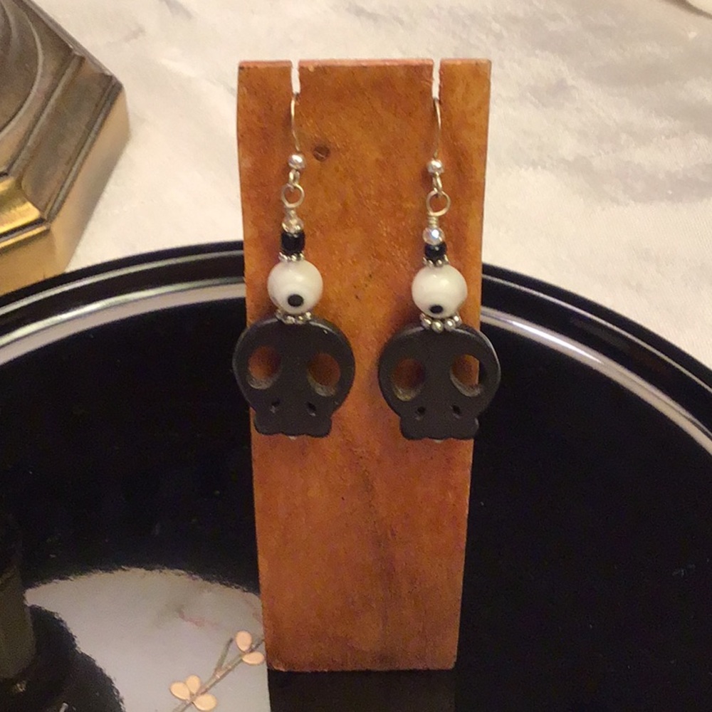 Flat skull black earrings